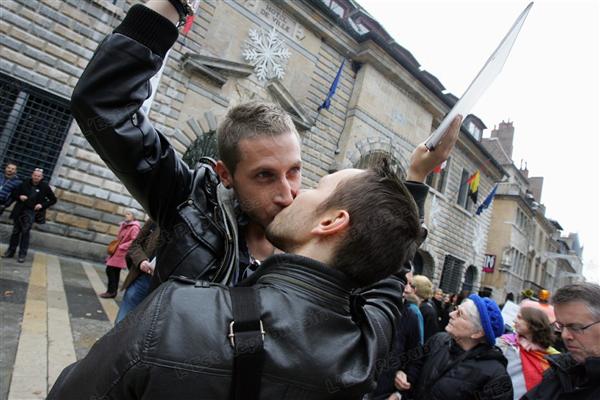 E COSI’ LA DESTRA FRANCESE AIUTA LA SINISTRA E VOTA I MATRIMONI GAY