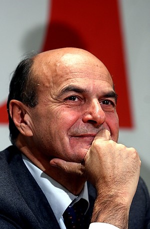 ORA ALLEANZA COL TERZO POLO. IL PD PENSA A SACRIFICARE LE PRIMARIE, intervista a Pier Luigi Bersani, da La Repubblica di venerdì 17 dicembre 2010