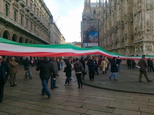 A MILANO I SOCIALISTI CONTRO LA LEGA ISSANO IL TRICOLORE