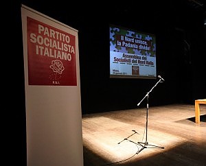 I SOCIALISTI A MILANO IN ASSEMBLEA, TEATRO TROPPO PIENO, IL CROLLO DI UN ELEMNTO DELLA AREAZIONE INTERRROMPE PER UN ORA LA MANIFESTAZIONE